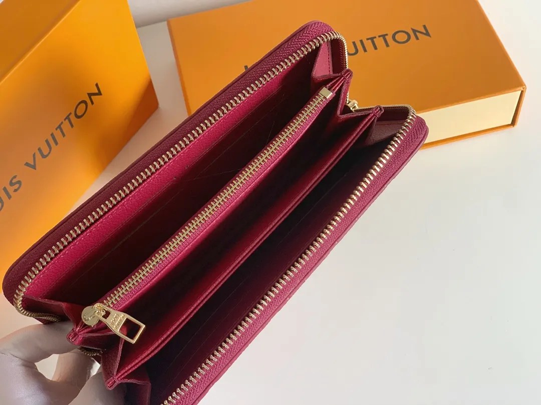 💰120 💎Upgraded original version 🇫🇷 Diamond pattern embossed material: embossed cowhide Introduction: 📢There are 8 credit card slots 3 large compartments to store banknotes Small zipper coin bag 3 flat bags to store bills 💋💋 Model: 60017 diamond pattern Model: 19x10.