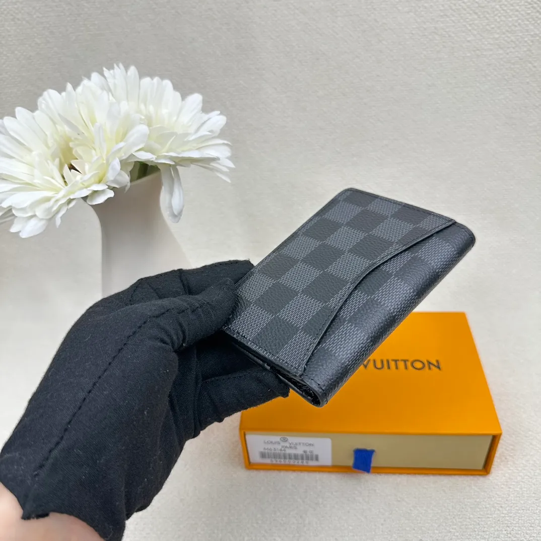 P70💰Top original version💎M63144 small card holder Louis vuitton This pocket leather wallet has seven compartments, which can hold credit cards, bus cards, business cards, and even city maps. Damier canvas, leather edge - two credit card compartments - four inner compartments - one outer compartment. Size: 7X11.