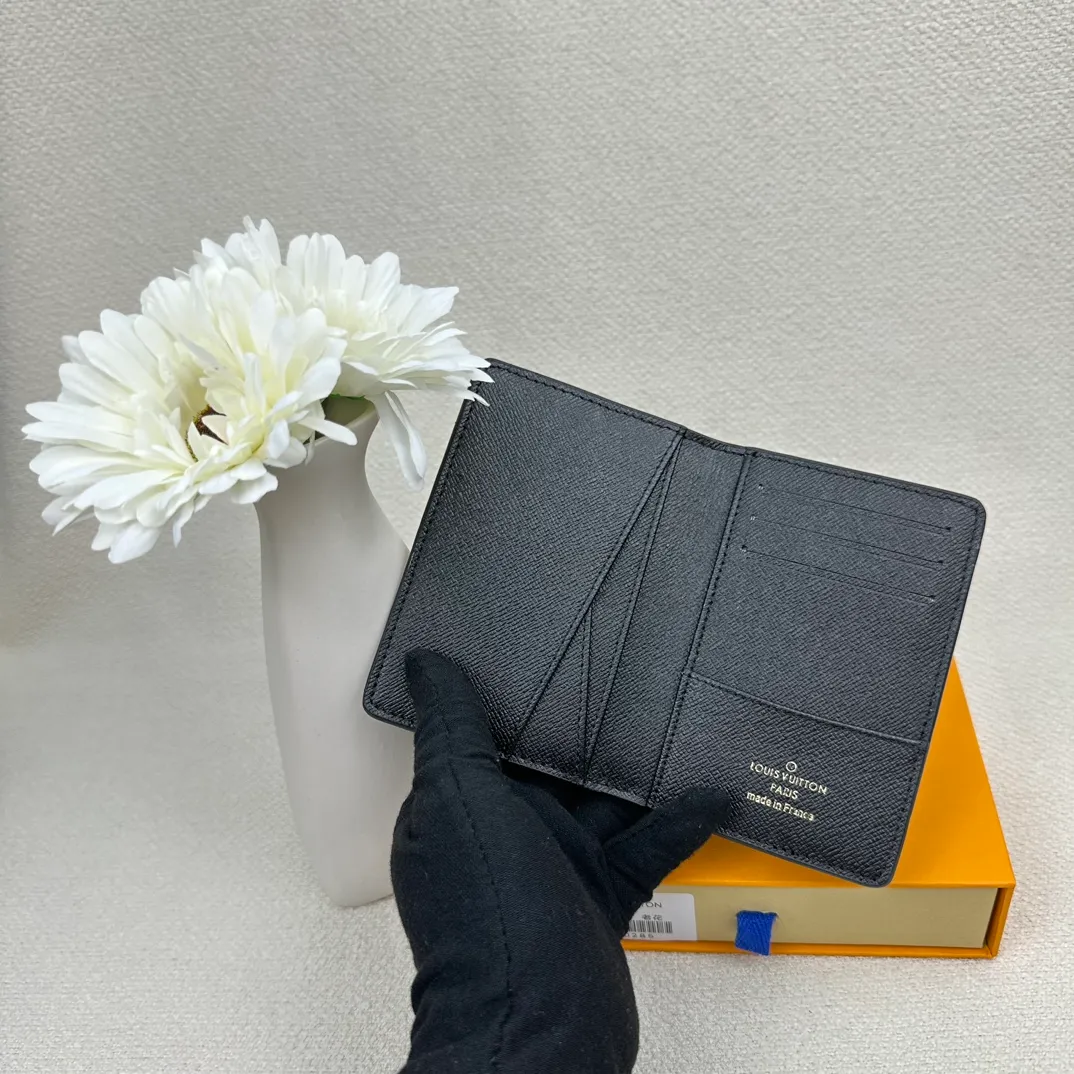 P70💰Top original version💎M63144 small card holder Louis vuitton This pocket leather wallet has seven compartments, which can hold credit cards, bus cards, business cards, and even city maps. Damier canvas, leather edge - two credit card compartments - four inner compartments - one outer compartment. Size: 7X11.