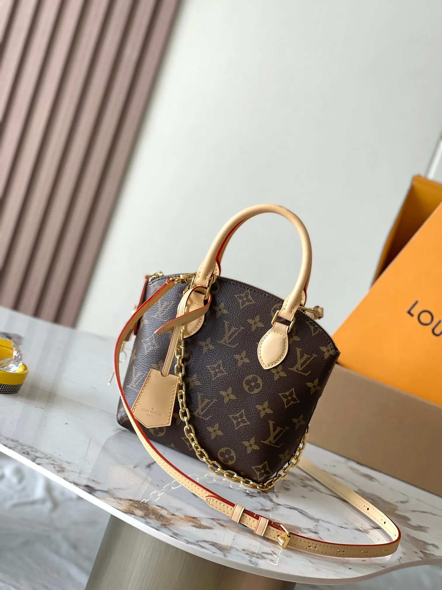 p1900 [Special grade MB chip version original leather] This Lockit BB handbag is derived from the Knick-Knack handbag in the 1960s Model: M12019 presbyopic dynamic chip version Material: A-grade all-steel hardware, imported original fabric Packaging: full set of original duty-free MB packaging Size: 15*19*7CM