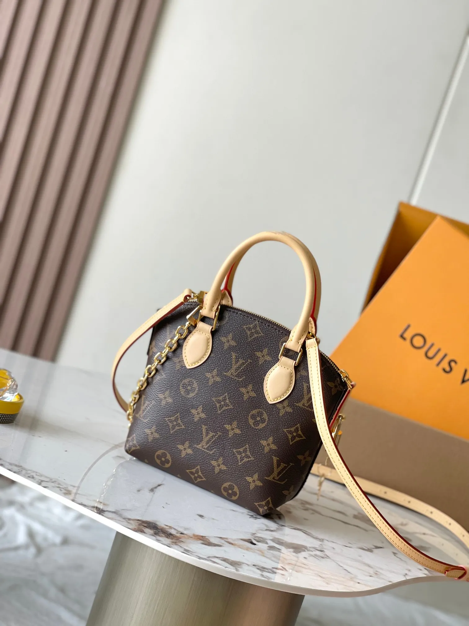 p1900 [Special grade MB chip version original leather] This Lockit BB handbag is derived from the Knick-Knack handbag in the 1960s Model: M12019 presbyopic dynamic chip version Material: A-grade all-steel hardware, imported original fabric Packaging: full set of original duty-free MB packaging Size: 15*19*7CM