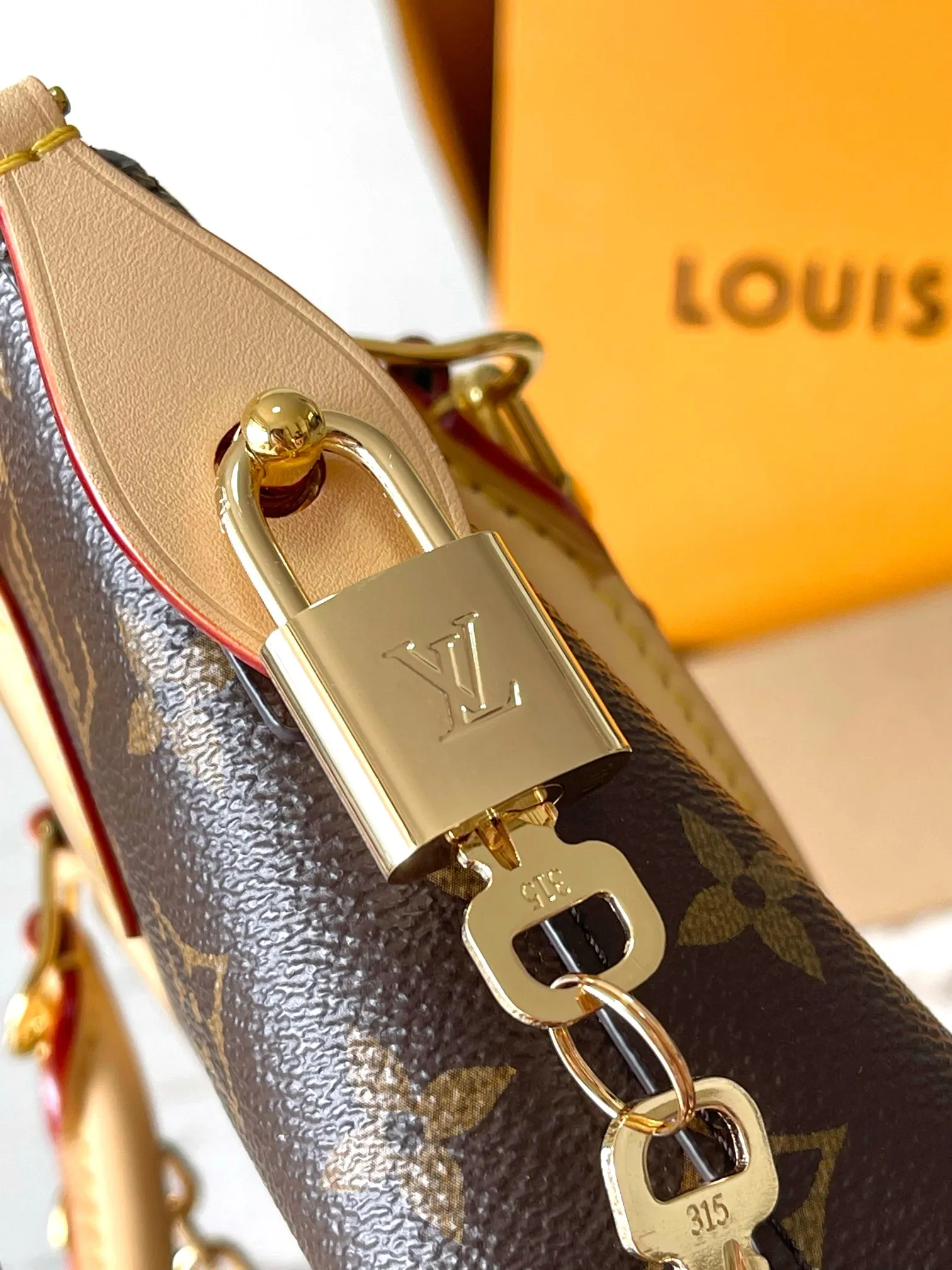 p1900 [Special grade MB chip version original leather] This Lockit BB handbag is derived from the Knick-Knack handbag in the 1960s Model: M12019 presbyopic dynamic chip version Material: A-grade all-steel hardware, imported original fabric Packaging: full set of original duty-free MB packaging Size: 15*19*7CM