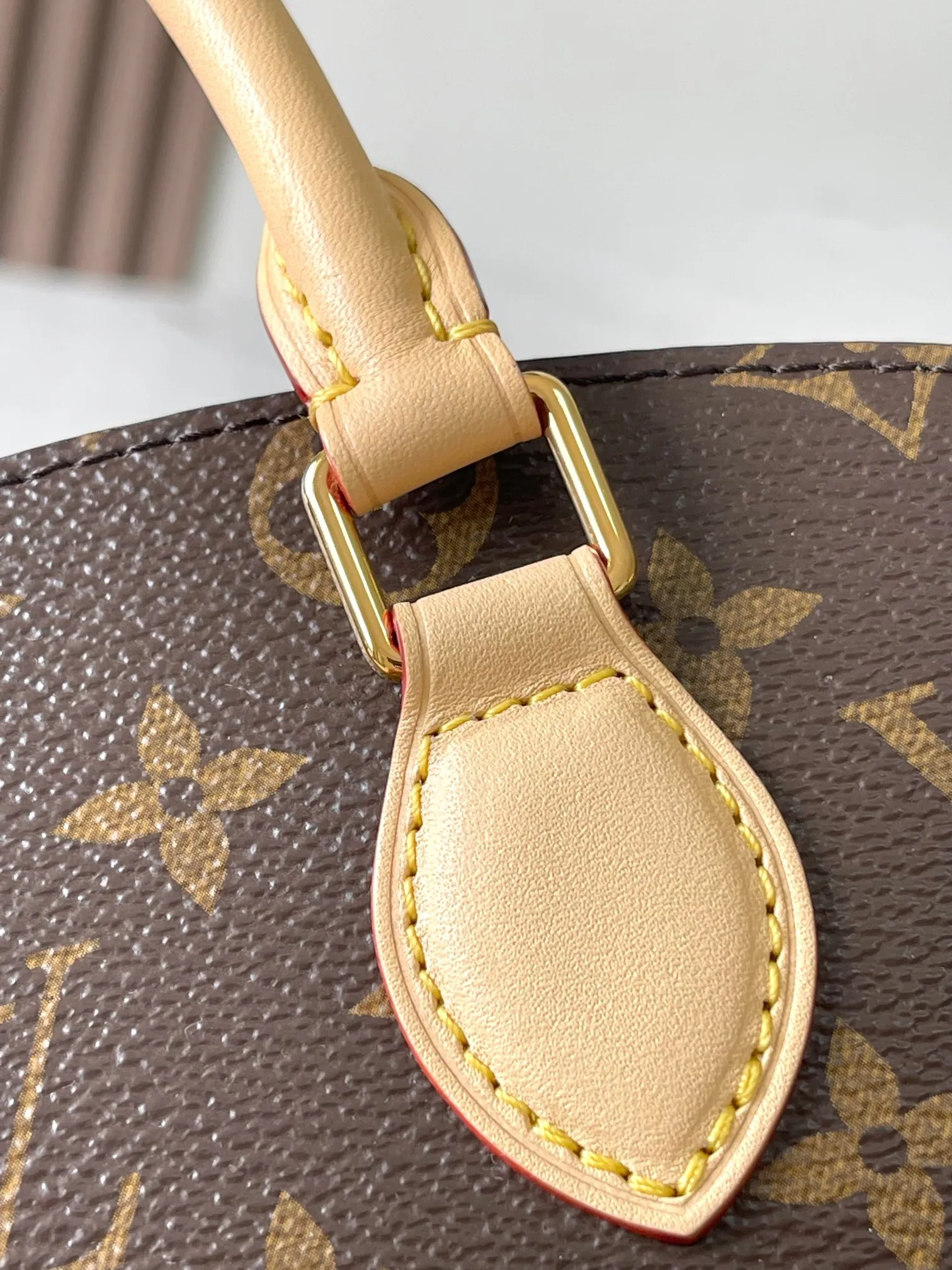 p1900 [Special grade MB chip version original leather] This Lockit BB handbag is derived from the Knick-Knack handbag in the 1960s Model: M12019 presbyopic dynamic chip version Material: A-grade all-steel hardware, imported original fabric Packaging: full set of original duty-free MB packaging Size: 15*19*7CM
