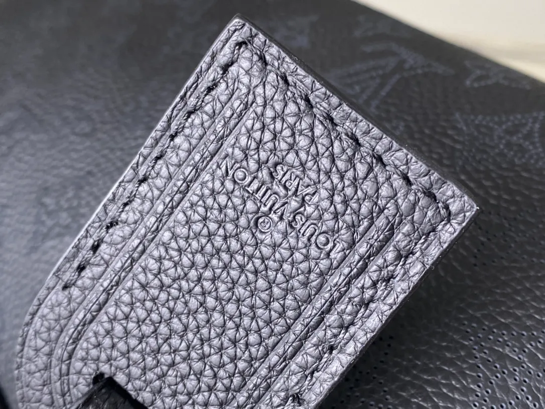 💰1220 (top layer leather) top original order M24114 black This Mahina Hand It All small handbag is made of fine perforated cow leather, with elegant drape texture to highlight the chic body wheel fan. The leather shoulder strap and chain leather braided handle are both removable. Provide a trendy choice for daily travel. Dimensions: 29 × 18 × 13 cm