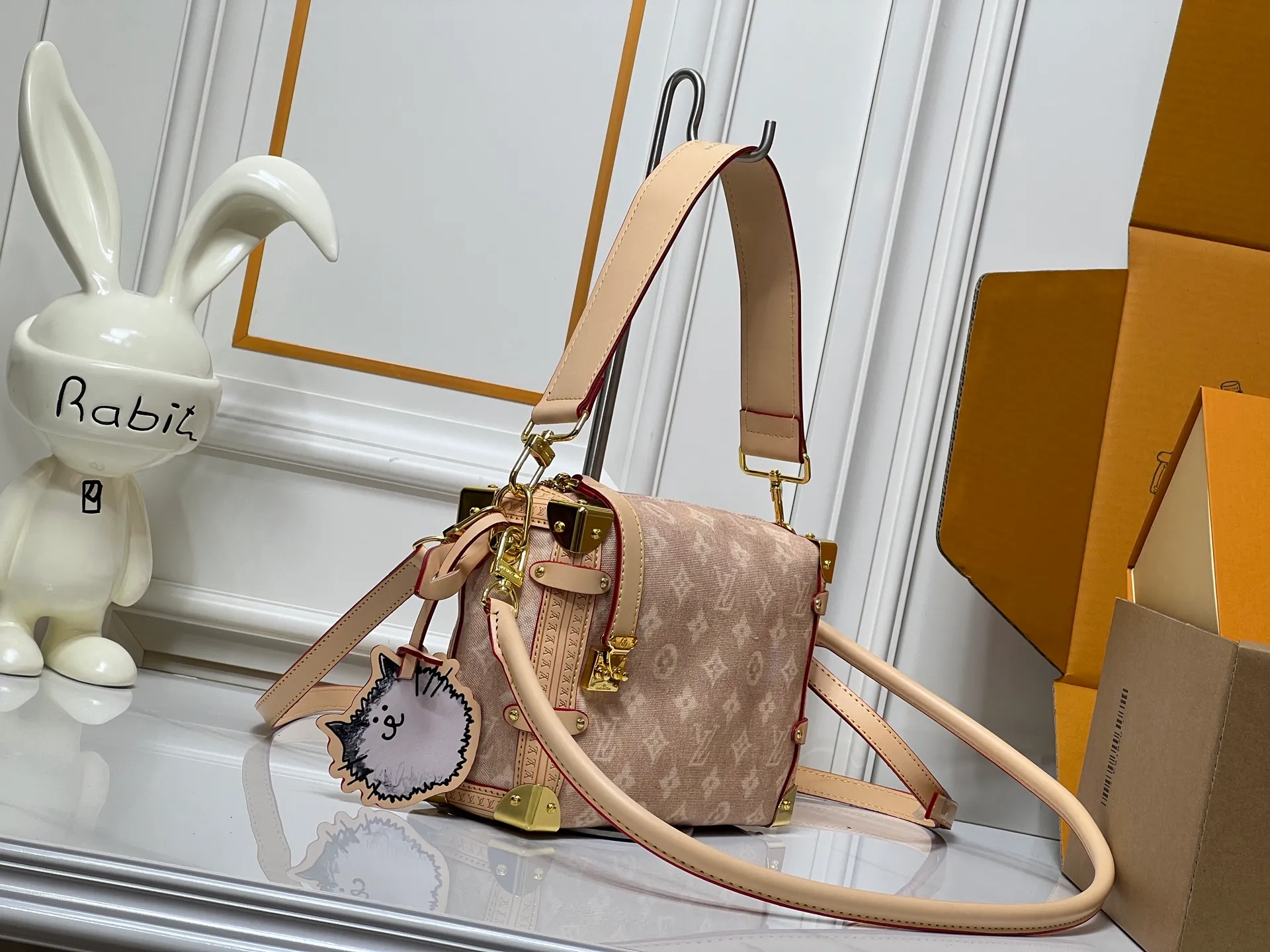 Batch 340💰M46358 M15154 A sneak peek of the actual LV September cat series!! The cat series was very popular N years ago. This year LV collaborated with Grace again, and a small part of the actual items were revealed ~ LV collaborated with stylist Grace Coddington on "Cats That Can't Wake Up". Cat Controllers Don't Miss It. Model No. 15154 #S-lock. The lock and detachable chain sparkle with gold Li Yingze. The appropriate size makes it easy to store daily items such as lipstick. Dimensions: 23.5×16x 8.5cm (lengthxheightxwidth)