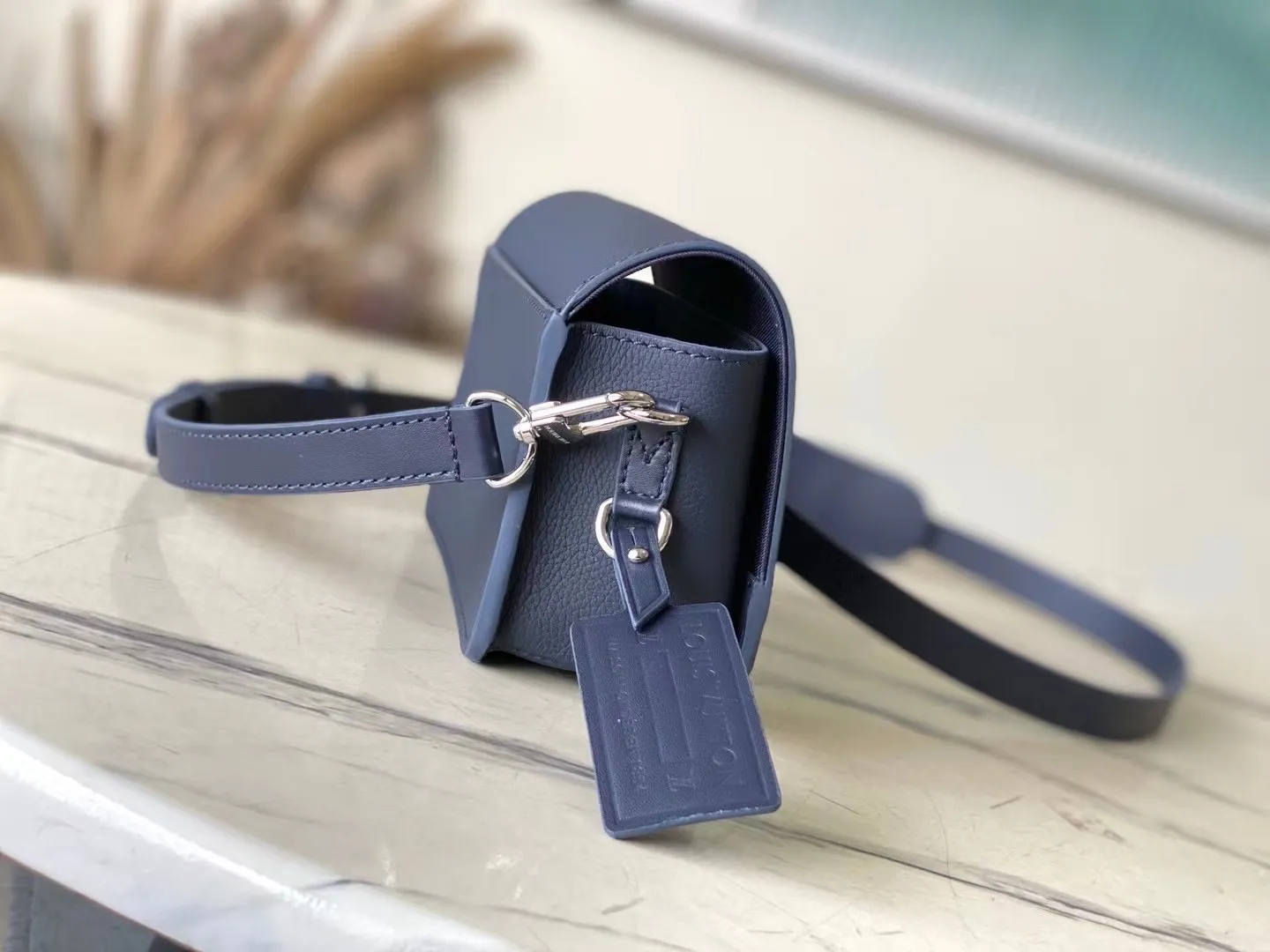 💰900 (first-grain leather) Top-quality original order M11483 Ink Blue This Fastline mini handbag is made of grained cow leather with bright metal parts. The obtuse-angled flap, unique nameplate and metal LV letters reveal the iconic tone of the LVAerogram series. Dimensions: 17.3 × 12 × 7 cm