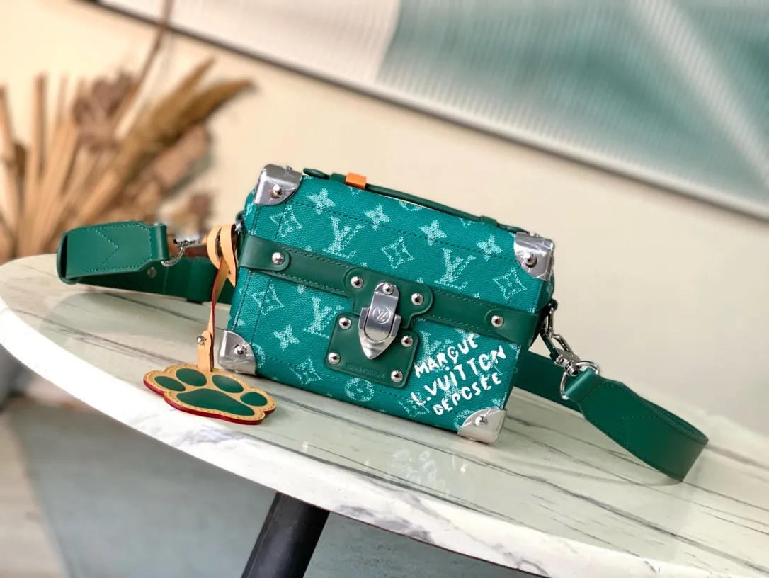 💰1240 Top Original M12686 This Soul Trunk handbag is made of Monogram Eclipse canvas, with a soft and close-fitting compact structure for comfortable cross-body wear. Reinforced corners, leather details and a Tumbler lock add to the collection's identity. 19 x 15 x 7 cm (length x height x width)