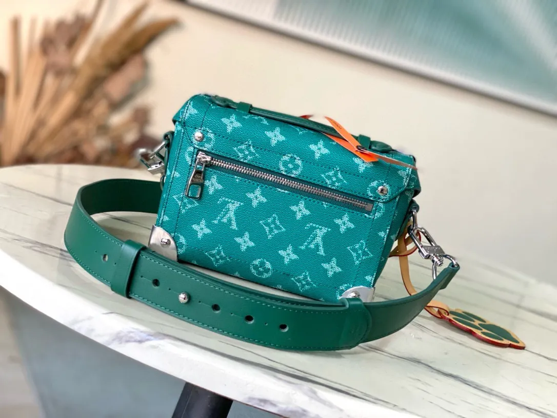 💰1240 Top Original M12686 This Soul Trunk handbag is made of Monogram Eclipse canvas, with a soft and close-fitting compact structure for comfortable cross-body wear. Reinforced corners, leather details and a Tumbler lock add to the collection's identity. 19 x 15 x 7 cm (length x height x width)