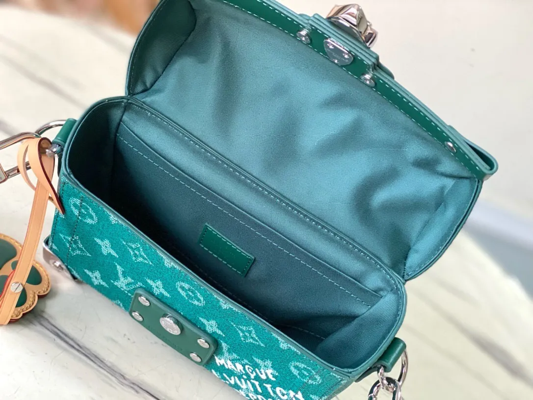 💰1240 Top Original M12686 This Soul Trunk handbag is made of Monogram Eclipse canvas, with a soft and close-fitting compact structure for comfortable cross-body wear. Reinforced corners, leather details and a Tumbler lock add to the collection's identity. 19 x 15 x 7 cm (length x height x width)