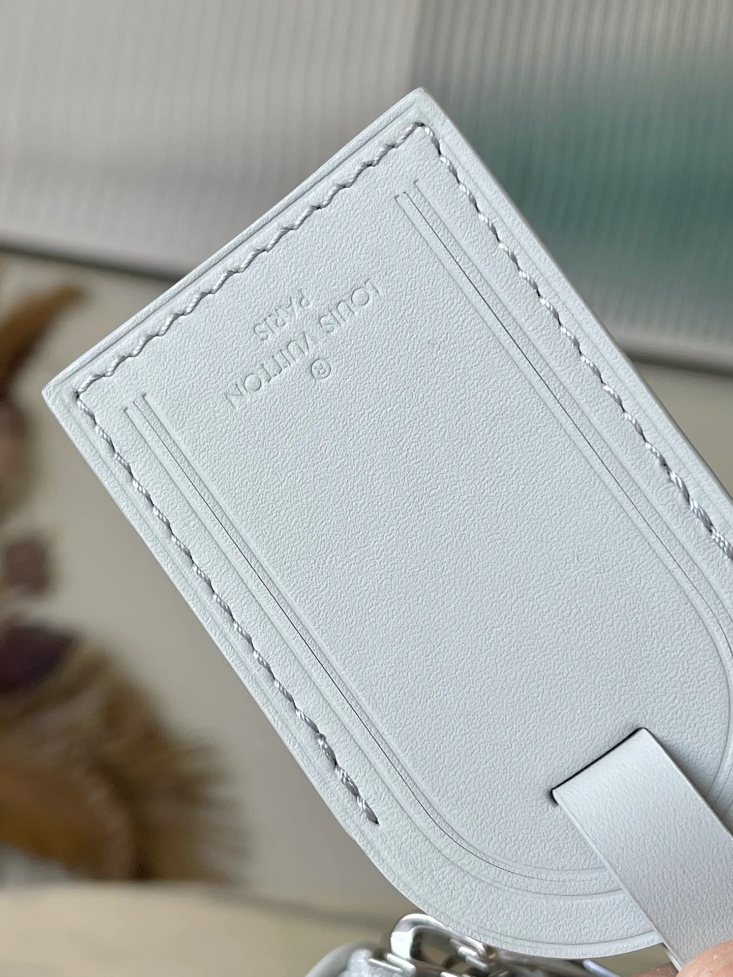 💰1080 (top layer leather) top original M23163 gray green full leather This Keepall Bandoulière 25 handbag is made of Monogram embossed grain Taurillon leather to create an urban travel design. Leather side straps and leather top handles are signature elements of the Keepall collection, while wide textile shoulder straps in the signature texture can be removed or adjusted at will. Detailed features25 x 15 x 11 cm (length x height x width)