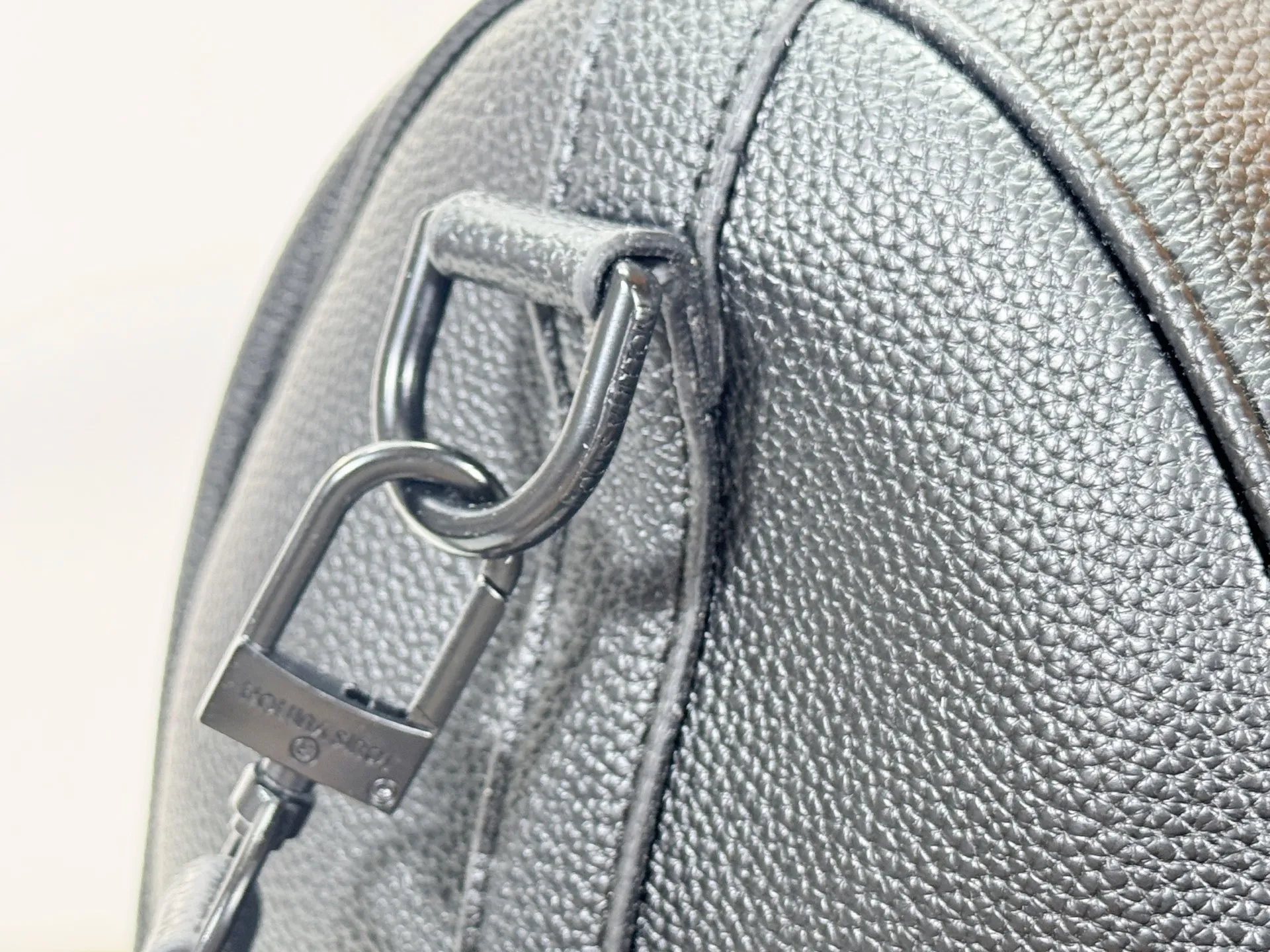 P340 M26118 M25900 M41416 Business full leather pebbled travel bag KEEPALL BANDOULIère 50 travel bag This Keepall Bandoulière 50 travel bag is made of waxed cow leather and fabric lining, making it a great choice for weekend travel. The soft, fine-grained leather and LV monogram add gentle elegance, while the top handle and removable and adjustable shoulder strap allow for a variety of carrying options. Dimensions: 29 x 23 x 50 cm (height x width x length)