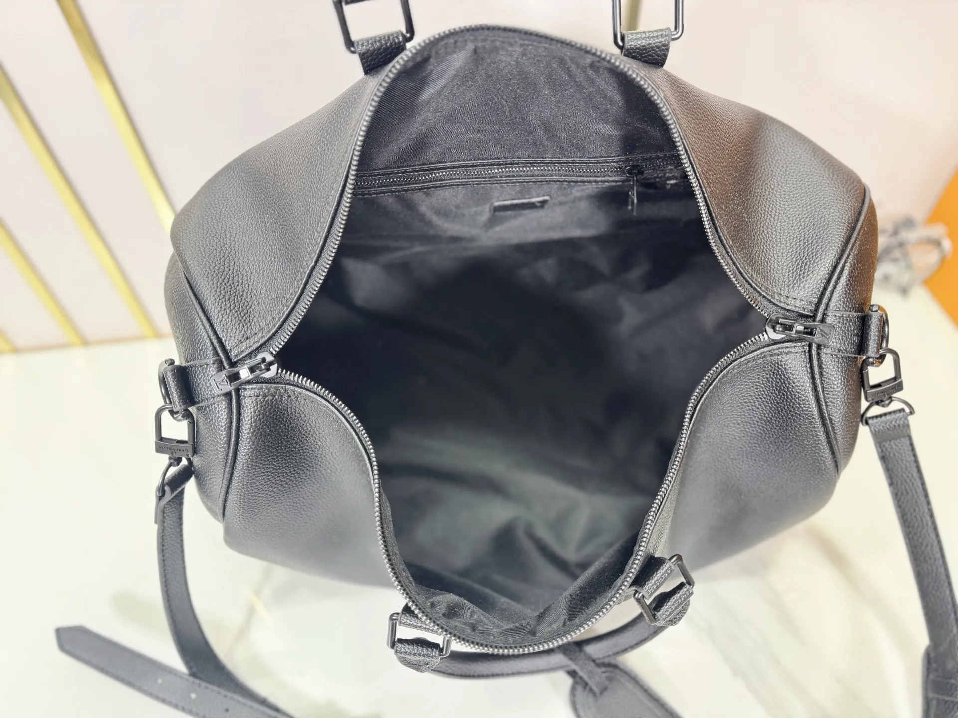 P340 M26118 M25900 M41416 Business full leather pebbled travel bag KEEPALL BANDOULIère 50 travel bag This Keepall Bandoulière 50 travel bag is made of waxed cow leather and fabric lining, making it a great choice for weekend travel. The soft, fine-grained leather and LV monogram add gentle elegance, while the top handle and removable and adjustable shoulder strap allow for a variety of carrying options. Dimensions: 29 x 23 x 50 cm (height x width x length)