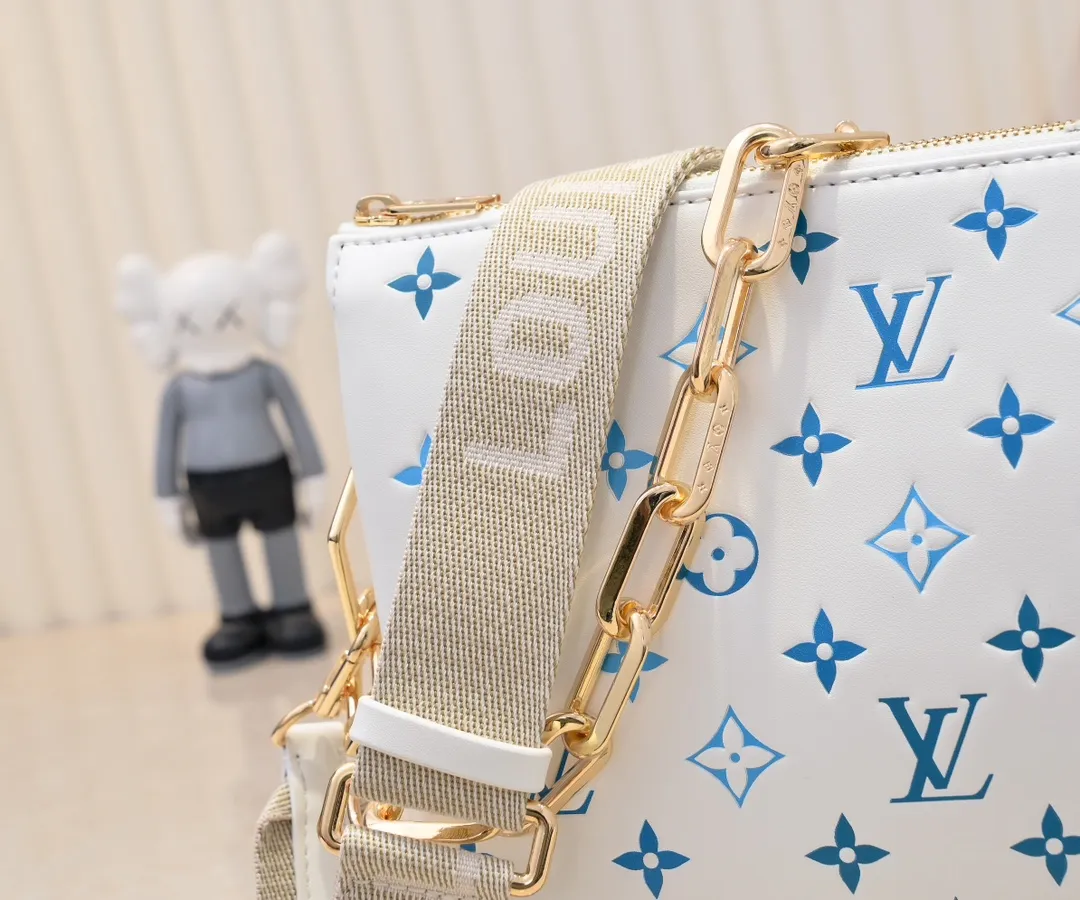 Batch 💰300 Top original model number M11225 23618 22896 57790 This small Coussin handbag is from the LVBy The Pool series. It is made of Monogram embossed sheep leather to show the watercolor effect Monogram print, echoing the elegant tones of the woven chain. There is a zippered pocket inside the compartment, and the detachable and adjustable double-sided wide shoulder strap makes it easy to carry. Dimensions: 26 x 20x12 cm (Length x Height x Width) Sheepskin Sheepskin trimmed with cow leather trimmed with metal hardware Internal compartment with zipper closure Holds a short wallet, smartphone, keys, headphones and lipstick Strap: removable, adjustable Half-length: 30.0cm Strap half-length adjustable to: 50.0cm Chain: removable Chain half-length: 27.0cm