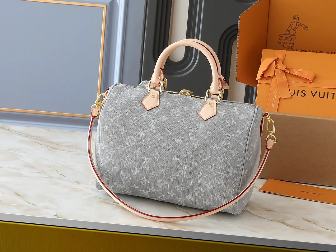 💰280💰Upgraded from the original M13344 M40391. This Speedy Soft 30 handbag relies on Louis Vuitton's exquisite bleaching process to trace the Monogram Denim pattern born in 2005 on the cotton surface, and then uses leather trim and shiny metal parts to highlight the details. The key pouch and detachable name tag pay homage to the brand's trunk-making heritage, while the detachable Toron handle makes it comfortable to carry on the shoulder. Dimensions: 30.0 x 21.0 x 17.0 cm (length x height x width)