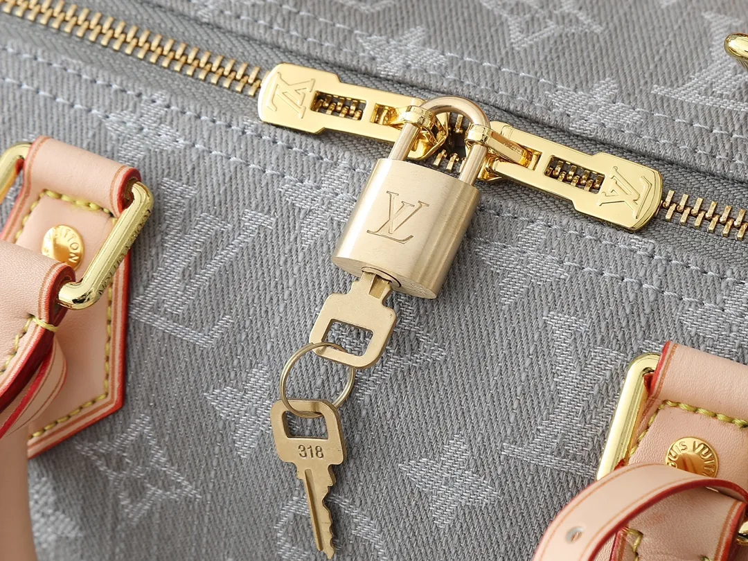 💰280💰Upgraded from the original M13344 M40391. This Speedy Soft 30 handbag relies on Louis Vuitton's exquisite bleaching process to trace the Monogram Denim pattern born in 2005 on the cotton surface, and then uses leather trim and shiny metal parts to highlight the details. The key pouch and detachable name tag pay homage to the brand's trunk-making heritage, while the detachable Toron handle makes it comfortable to carry on the shoulder. Dimensions: 30.0 x 21.0 x 17.0 cm (length x height x width)