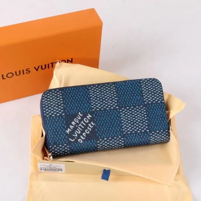 P140💰 Model: 60017 checkered sapphire blue New model The latest model for spring and summer 2024, this pocket wallet combines the elegance of Damier Graphite canvas with the delicate texture of Epi leather, with stripes emblazoned with the Louis Vuitton logo. The elegant design can accommodate credit cards, banknotes and receipts, making it suitable for daily carrying or gift giving. Epi leather and Damier Graphite coated sail. Textile cowhide trimmed cowhide lining, card compartment, inner pocket, outer patch pocket, Made in one of France, Spain, Italy and the United States; 19.5 x 10.5 x 2.5 cm (length x height x width)