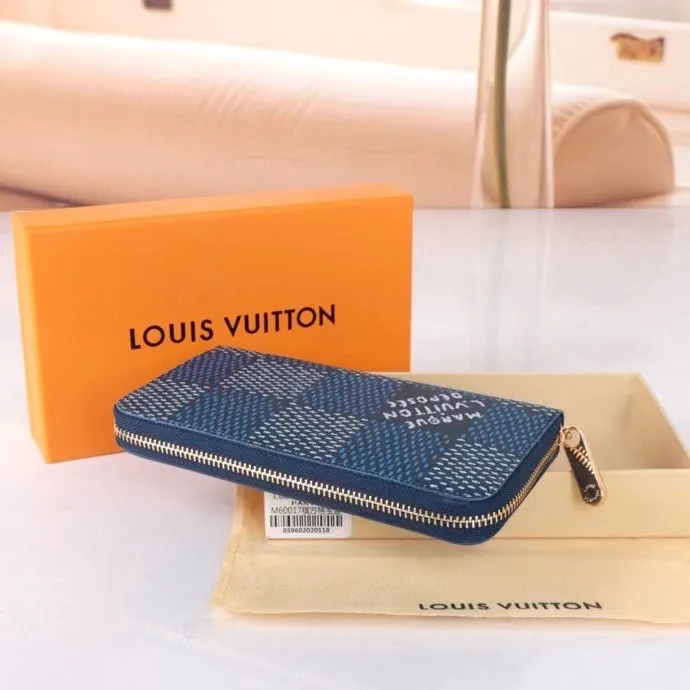 P140💰 Model: 60017 checkered sapphire blue New model The latest model for spring and summer 2024, this pocket wallet combines the elegance of Damier Graphite canvas with the delicate texture of Epi leather, with stripes emblazoned with the Louis Vuitton logo. The elegant design can accommodate credit cards, banknotes and receipts, making it suitable for daily carrying or gift giving. Epi leather and Damier Graphite coated sail. Textile cowhide trimmed cowhide lining, card compartment, inner pocket, outer patch pocket, Made in one of France, Spain, Italy and the United States; 19.5 x 10.5 x 2.5 cm (length x height x width)