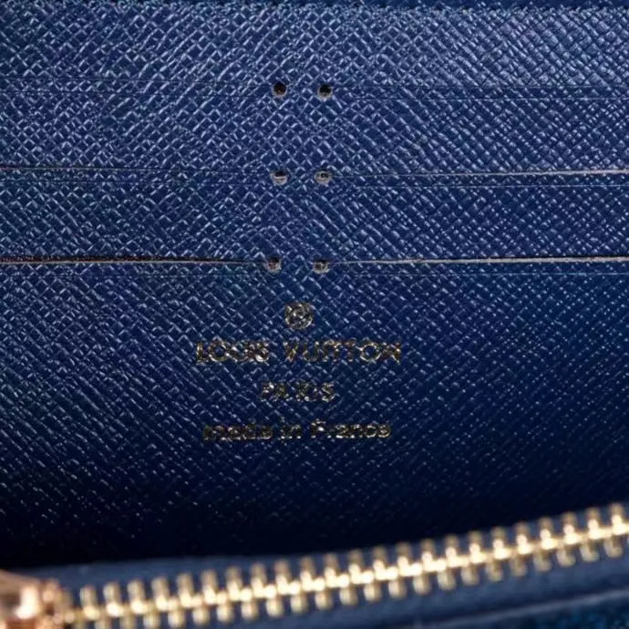 P140💰 Model: 60017 checkered sapphire blue New model The latest model for spring and summer 2024, this pocket wallet combines the elegance of Damier Graphite canvas with the delicate texture of Epi leather, with stripes emblazoned with the Louis Vuitton logo. The elegant design can accommodate credit cards, banknotes and receipts, making it suitable for daily carrying or gift giving. Epi leather and Damier Graphite coated sail. Textile cowhide trimmed cowhide lining, card compartment, inner pocket, outer patch pocket, Made in one of France, Spain, Italy and the United States; 19.5 x 10.5 x 2.5 cm (length x height x width)