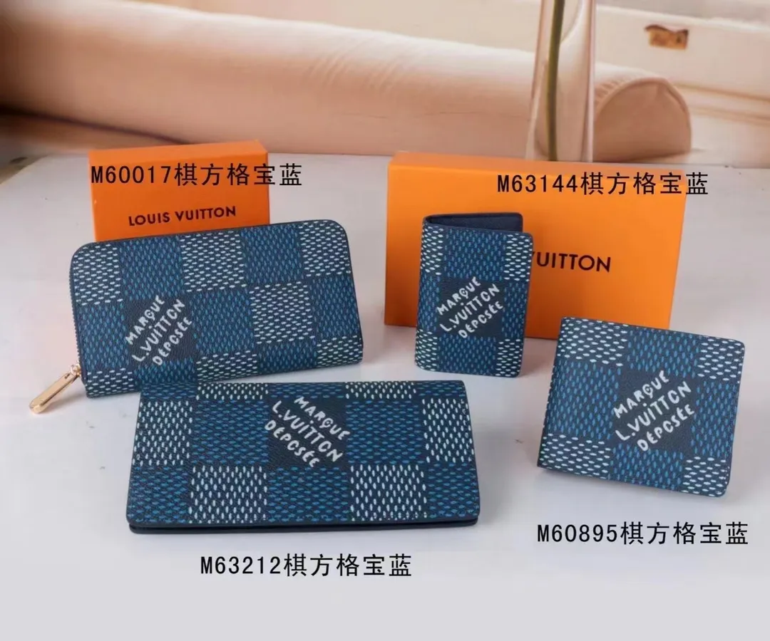 P140💰 Model: 60017 checkered sapphire blue New model The latest model for spring and summer 2024, this pocket wallet combines the elegance of Damier Graphite canvas with the delicate texture of Epi leather, with stripes emblazoned with the Louis Vuitton logo. The elegant design can accommodate credit cards, banknotes and receipts, making it suitable for daily carrying or gift giving. Epi leather and Damier Graphite coated sail. Textile cowhide trimmed cowhide lining, card compartment, inner pocket, outer patch pocket, Made in one of France, Spain, Italy and the United States; 19.5 x 10.5 x 2.5 cm (length x height x width)
