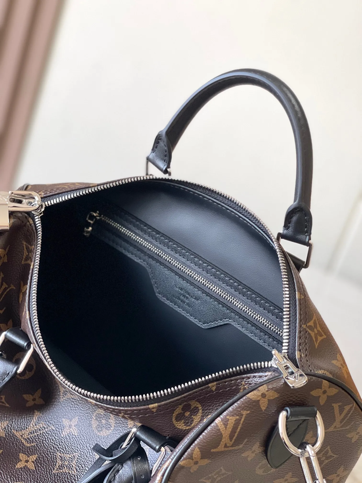 💰2500 [Special grade MB chip version original leather] Speedy Soft 30 Dark handbag becomes a good travel companion with its eye-catching style. Model: M12243 presbyopia dynamic chip version Material: A-grade all-steel hardware, imported original fabric Packaging: full set of original factory duty-free MB packaging Size: 30*21*17CM