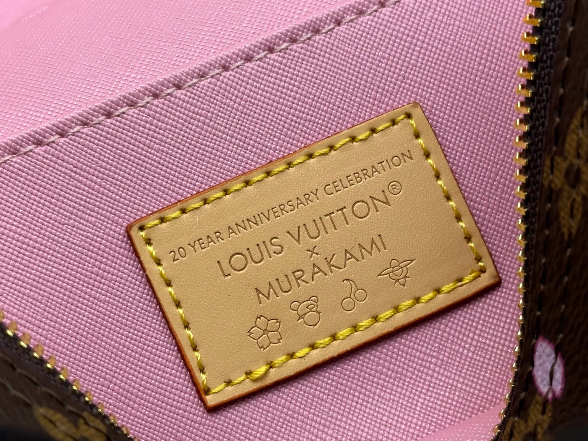 P280 Upgraded original version M13747 M44495 M42265 M44936 M42263 lv Murakami Nice mini Nano cosmetic bag with Monogram printing and 33 colorful colors. In 2025, Murakami and LV jointly launched the white tricolor and black tricolor twelve pieces, which are very popular around the world and are loved by celebrities and celebrities. Dimensions: 20x13.5x12.0 (length x height x width)
