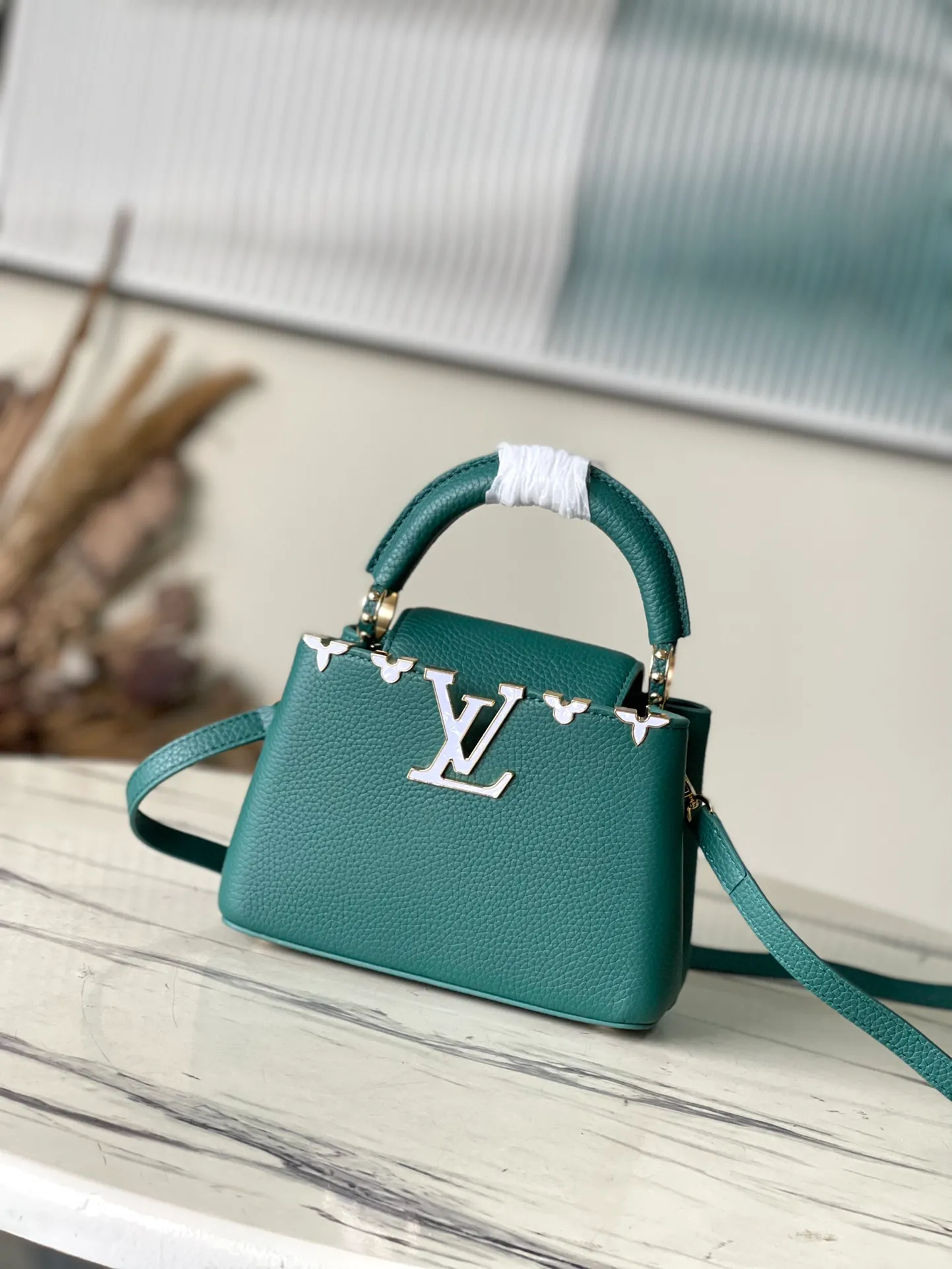 💰2160 (Special grade original leather) M23766/M48865 green and white mother-of-pearl corolla. This Capucines Flower Crown handbag is made of full-grain Taurillon leather and is embellished with Monogram flowers. Each flower is made of exquisite shells. The LV logo and flowers echo each other, giving this feminine handbag a jewel-like luster. Use the detachable shoulder strap cleverly. Can be worn as a crossbody. Size: 21 * 14*8cm