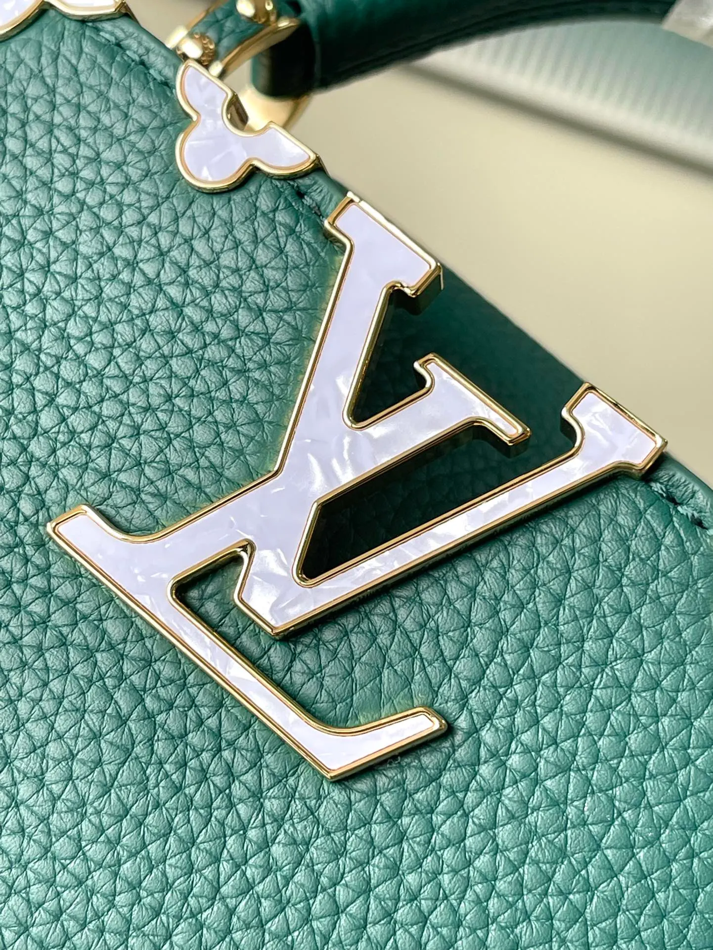 💰2160 (Special grade original leather) M23766/M48865 green and white mother-of-pearl corolla. This Capucines Flower Crown handbag is made of full-grain Taurillon leather and is embellished with Monogram flowers. Each flower is made of exquisite shells. The LV logo and flowers echo each other, giving this feminine handbag a jewel-like luster. Use the detachable shoulder strap cleverly. Can be worn as a crossbody. Size: 21 * 14*8cm