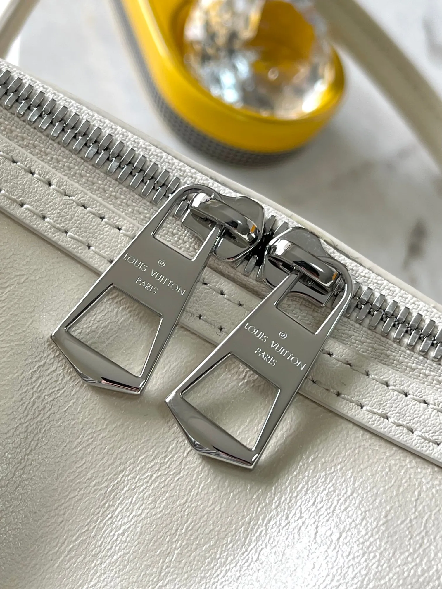 p2300 [Special grade MB original leather] This Speedy Cargo handbag Model: M12965 white 163C chip version Material: A-grade all-steel hardware, imported original cowhide Packaging: Full set of original duty-free MB packaging Dimensions: 28 x 17 x 12 cm