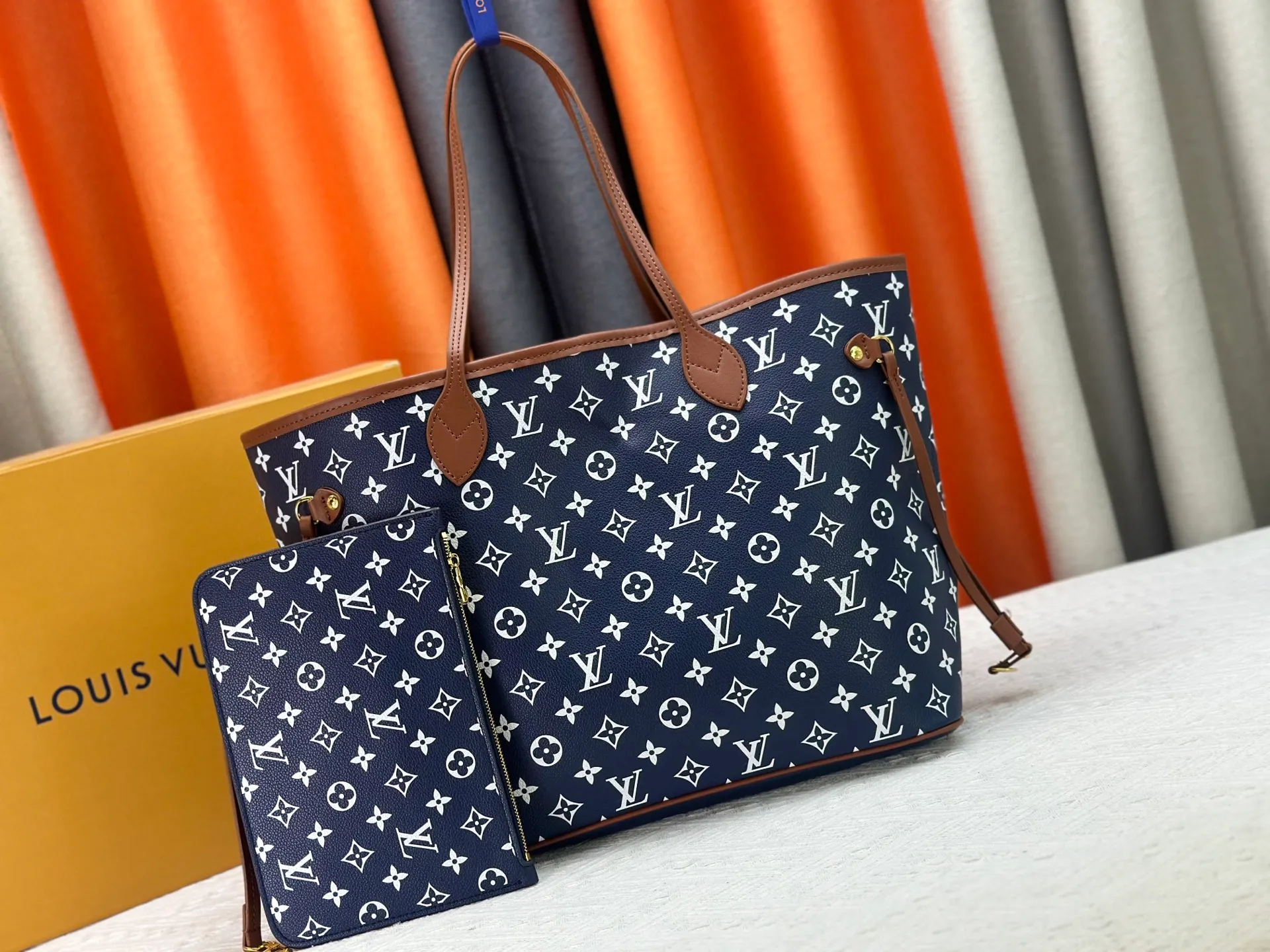 P280 Upgraded Original M45685 M40995 Neverfull handbags always meet your various handbag needs. It has a large capacity but is not bulky. It is stiff and soft to the touch, making it suitable for home and travel. Tighten the side ties and it instantly transforms into a stylish urban handbag. Loosen the straps and it transforms into a chic and practical handbag. The slender leather handle can be carried over the shoulder or between the arms. The model shown here is made of Damier Ebène canvas. Dimensions: 31.0 x 28.0 x 14.0 cm