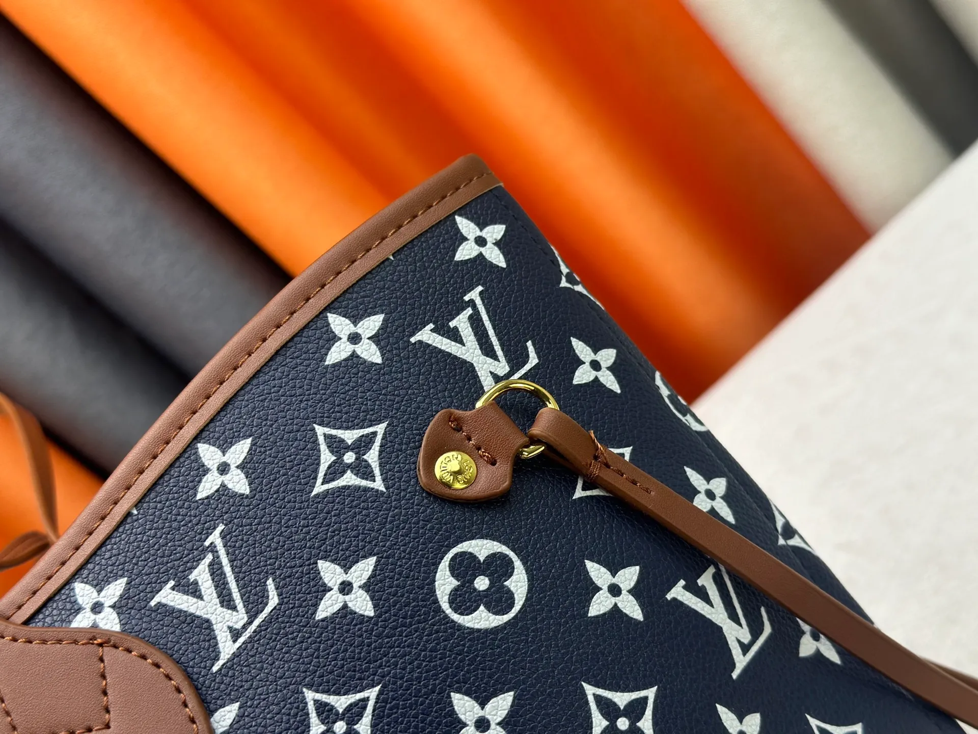 P280 Upgraded Original M45685 M40995 Neverfull handbags always meet your various handbag needs. It has a large capacity but is not bulky. It is stiff and soft to the touch, making it suitable for home and travel. Tighten the side ties and it instantly transforms into a stylish urban handbag. Loosen the straps and it transforms into a chic and practical handbag. The slender leather handle can be carried over the shoulder or between the arms. The model shown here is made of Damier Ebène canvas. Dimensions: 31.0 x 28.0 x 14.0 cm