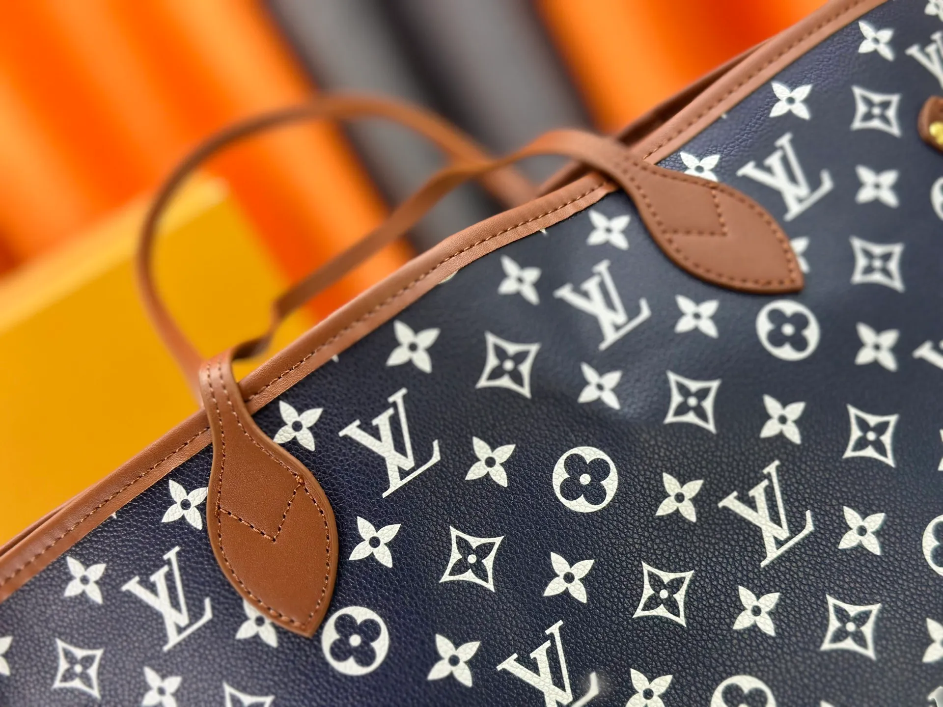 P280 Upgraded Original M45685 M40995 Neverfull handbags always meet your various handbag needs. It has a large capacity but is not bulky. It is stiff and soft to the touch, making it suitable for home and travel. Tighten the side ties and it instantly transforms into a stylish urban handbag. Loosen the straps and it transforms into a chic and practical handbag. The slender leather handle can be carried over the shoulder or between the arms. The model shown here is made of Damier Ebène canvas. Dimensions: 31.0 x 28.0 x 14.0 cm