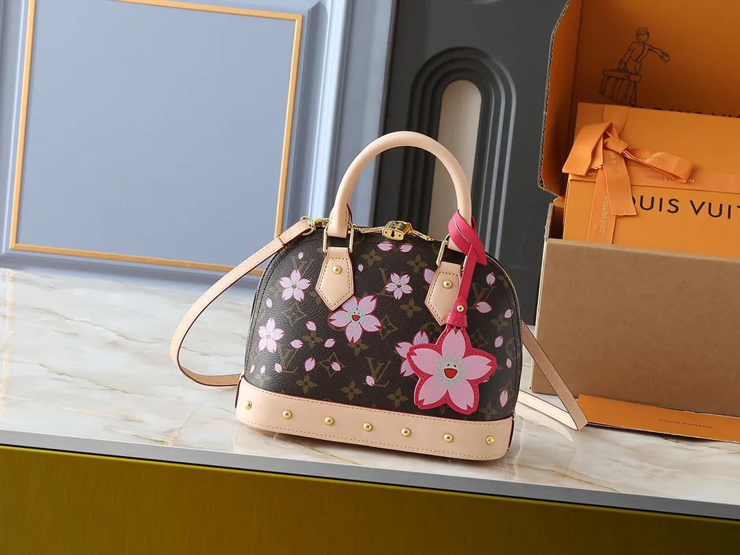 💰260💰Upgraded original M13104 M53152 [LV × TM Alma BB handbag] Sakura (Takashi Murakami) Created by Japanese artist Takashi Murakami, Maison’s brightly colored icon bag "LV × TM ALMA BB" is updated with a cheerful cherry blossom pattern that symbolizes regeneration. St adds gold hardware to Epi leather in soft pink tones to create a refined impression. You can enjoy various holding styles with the Tron handle and detachable leather strap. The interior can store daily items including large smartphones. Dimensions: 23.5 x 17.5 x 11.5 cm