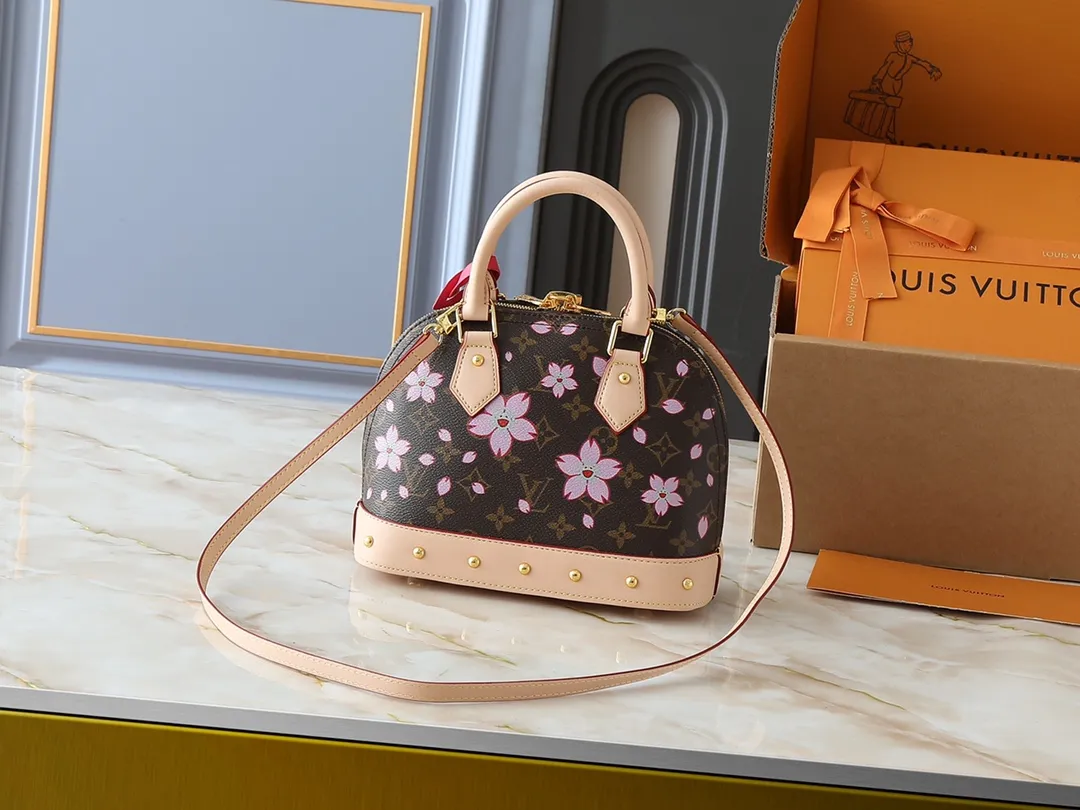 💰260💰Upgraded original M13104 M53152 [LV × TM Alma BB handbag] Sakura (Takashi Murakami) Created by Japanese artist Takashi Murakami, Maison’s brightly colored icon bag "LV × TM ALMA BB" is updated with a cheerful cherry blossom pattern that symbolizes regeneration. St adds gold hardware to Epi leather in soft pink tones to create a refined impression. You can enjoy various holding styles with the Tron handle and detachable leather strap. The interior can store daily items including large smartphones. Dimensions: 23.5 x 17.5 x 11.5 cm
