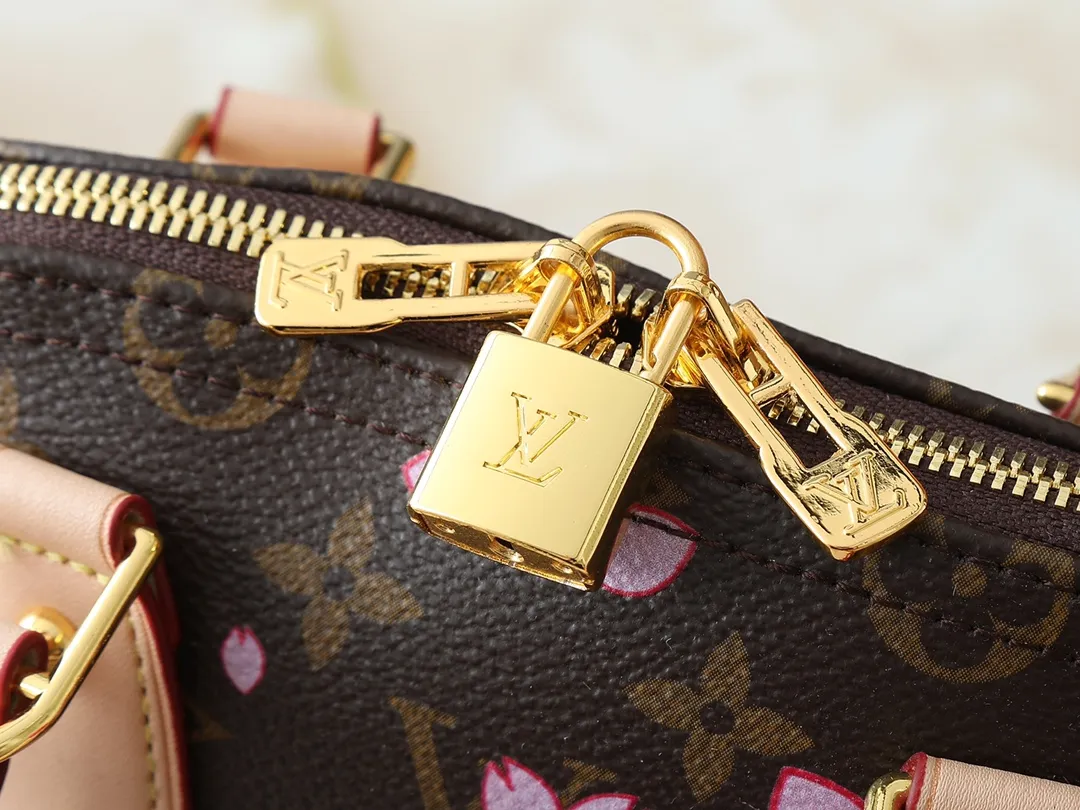 💰260💰Upgraded original M13104 M53152 [LV × TM Alma BB handbag] Sakura (Takashi Murakami) Created by Japanese artist Takashi Murakami, Maison’s brightly colored icon bag "LV × TM ALMA BB" is updated with a cheerful cherry blossom pattern that symbolizes regeneration. St adds gold hardware to Epi leather in soft pink tones to create a refined impression. You can enjoy various holding styles with the Tron handle and detachable leather strap. The interior can store daily items including large smartphones. Dimensions: 23.5 x 17.5 x 11.5 cm