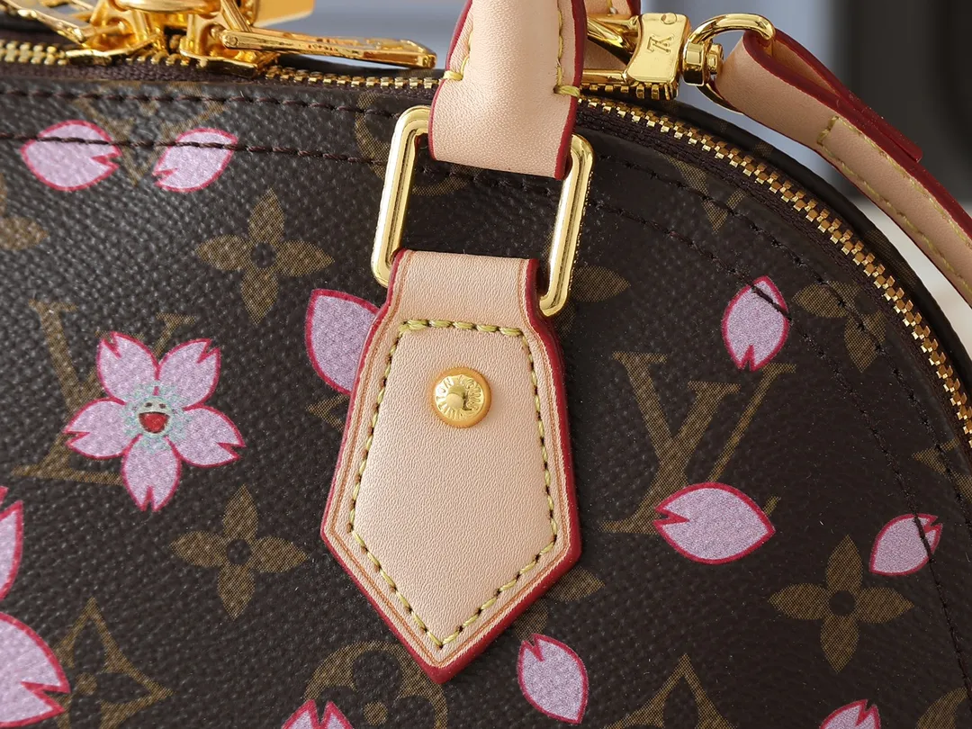 💰260💰Upgraded original M13104 M53152 [LV × TM Alma BB handbag] Sakura (Takashi Murakami) Created by Japanese artist Takashi Murakami, Maison’s brightly colored icon bag "LV × TM ALMA BB" is updated with a cheerful cherry blossom pattern that symbolizes regeneration. St adds gold hardware to Epi leather in soft pink tones to create a refined impression. You can enjoy various holding styles with the Tron handle and detachable leather strap. The interior can store daily items including large smartphones. Dimensions: 23.5 x 17.5 x 11.5 cm