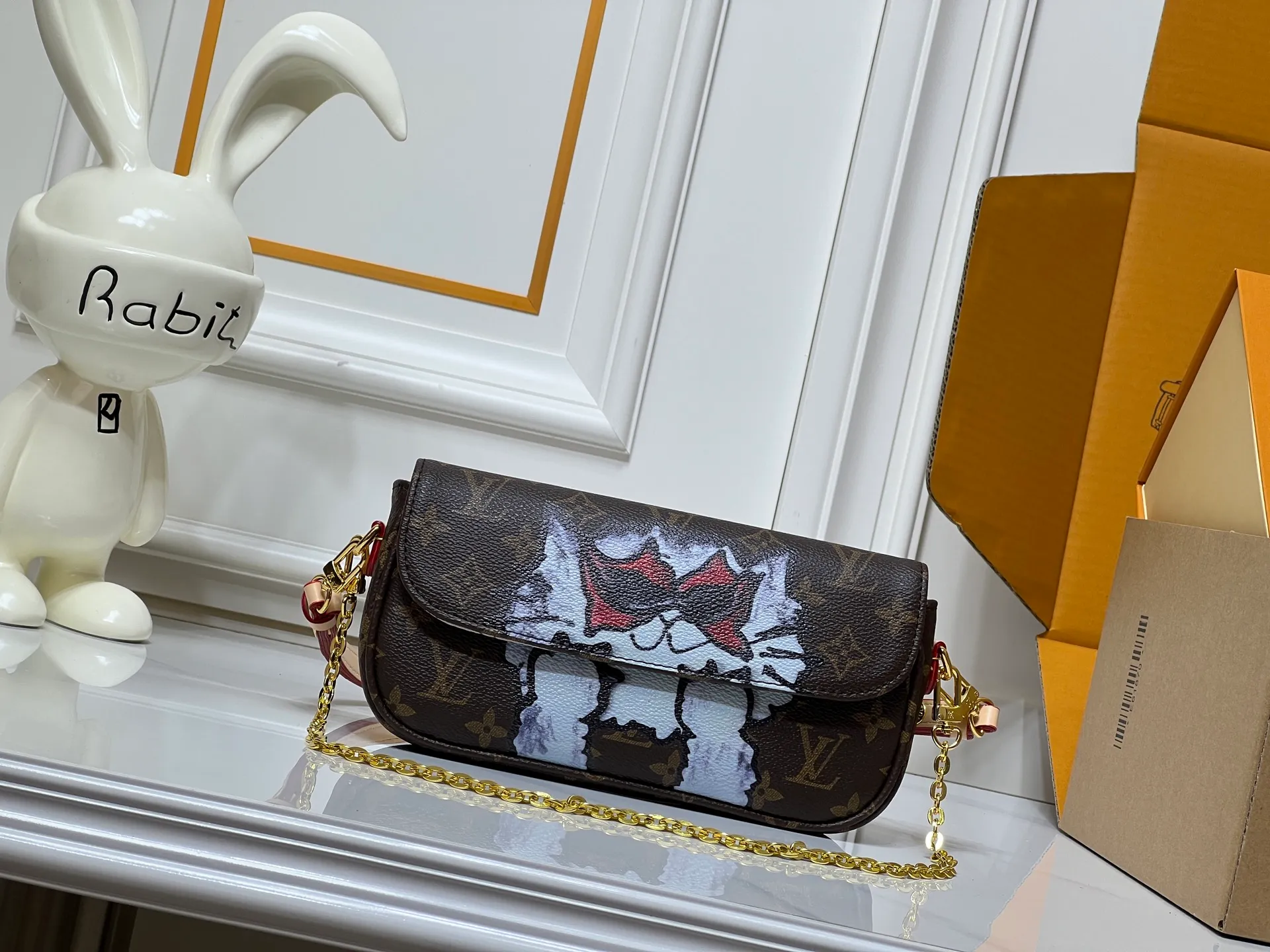 Batch 220💰M15148 M81911. LV Travels With Grace Coddington series launches this Wallet On Chain wy handbag, which presents hand-painted cat illustrations on Monogram canvas, telling the artist's love for cats. The detachable metal chain unlocks multiple carrying options, and the interior features patch pockets, zipper pockets and card compartments. Size: 23.5x12x4.3cm
