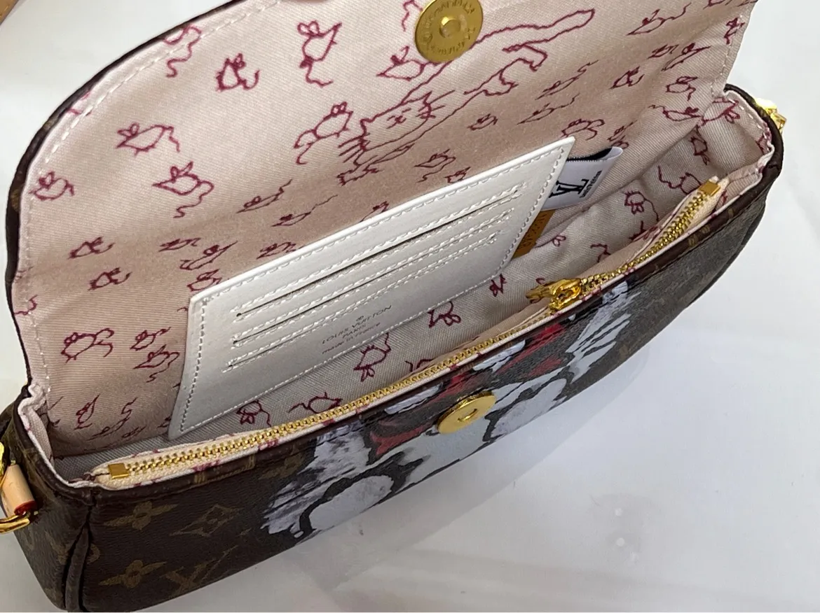 Batch 220💰M15148 M81911. LV Travels With Grace Coddington series launches this Wallet On Chain wy handbag, which presents hand-painted cat illustrations on Monogram canvas, telling the artist's love for cats. The detachable metal chain unlocks multiple carrying options, and the interior features patch pockets, zipper pockets and card compartments. Size: 23.5x12x4.3cm