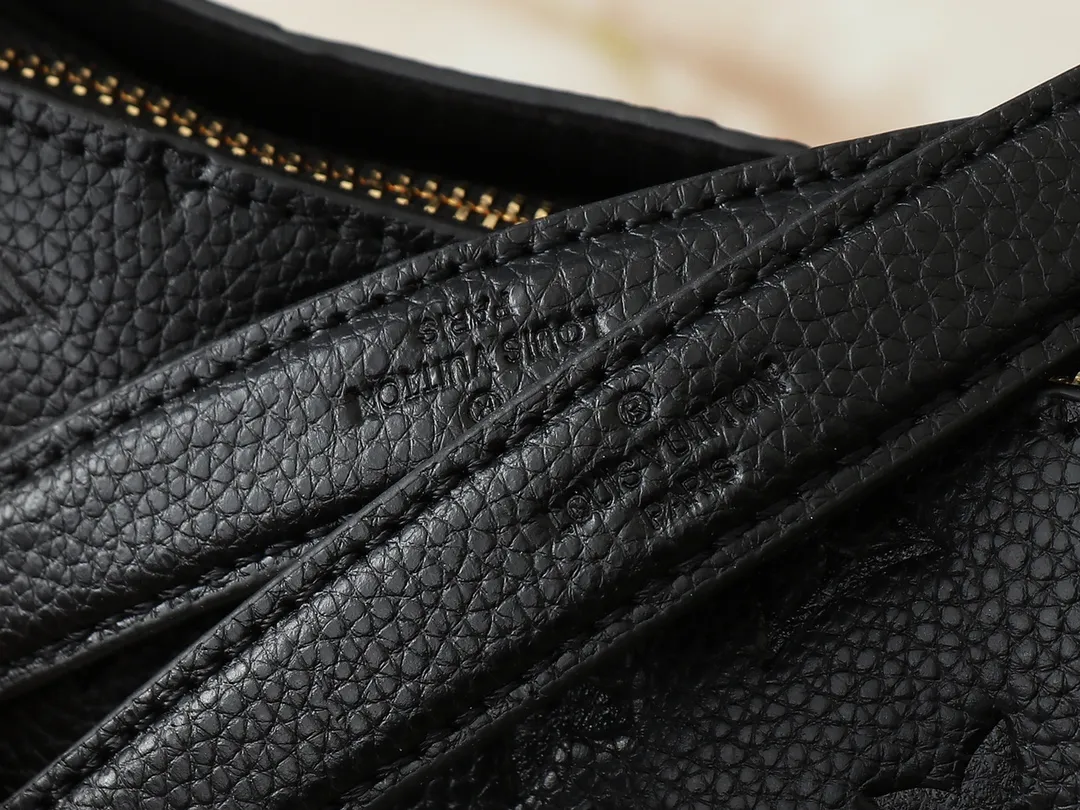 💰300💰Upgraded original M43772.M43759 M43758 This Surene MM Chain Handbag in Letter Empreinte Leather with its gold chain is as functional as it is sophisticated. Very easy to put on thanks to the leather shoulder pads and decorative chain. The large size of this suitcase means it easily fits A4 documents as well as all your daily essentials. The embossed pattern on supple leather is deep enough to stay in place for a while while still maintaining its soft feel. Size: length 37*26*15cm