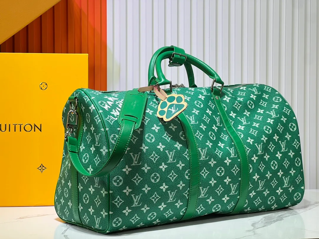 Batch 440💰M41416 Travel Bag Series Keepall Bandoulière 50cm This new version of Keepall Bandoulière is made of soft, wear-resistant Taurillon Monogram Zhx leather, dark green and fresh. Its sophisticated design is enhanced by unique details such as tonal hardware and a Louis Vuitton signature strap. Perfect for short trips or as extra carry-on luggage, this handsome, colorful bag is sure to appeal to leather lovers. Dimensions: 50 x 29 x 23 cm