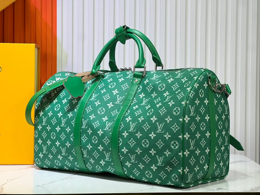 Batch 440💰M41416 Travel Bag Series Keepall Bandoulière 50cm This new version of Keepall Bandoulière is made of soft, wear-resistant Taurillon Monogram Zhx leather, dark green and fresh. Its sophisticated design is enhanced by unique details such as tonal hardware and a Louis Vuitton signature strap. Perfect for short trips or as extra carry-on luggage, this handsome, colorful bag is sure to appeal to leather lovers. Dimensions: 50 x 29 x 23 cm
