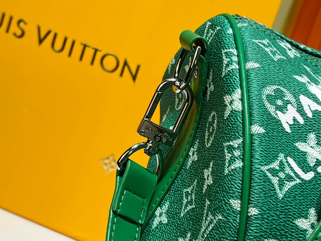 Batch 440💰M41416 Travel Bag Series Keepall Bandoulière 50cm This new version of Keepall Bandoulière is made of soft, wear-resistant Taurillon Monogram Zhx leather, dark green and fresh. Its sophisticated design is enhanced by unique details such as tonal hardware and a Louis Vuitton signature strap. Perfect for short trips or as extra carry-on luggage, this handsome, colorful bag is sure to appeal to leather lovers. Dimensions: 50 x 29 x 23 cm
