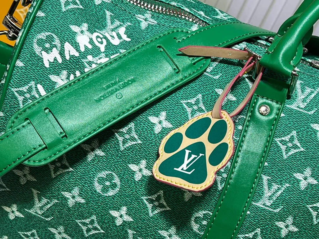 Batch 440💰M41416 Travel Bag Series Keepall Bandoulière 50cm This new version of Keepall Bandoulière is made of soft, wear-resistant Taurillon Monogram Zhx leather, dark green and fresh. Its sophisticated design is enhanced by unique details such as tonal hardware and a Louis Vuitton signature strap. Perfect for short trips or as extra carry-on luggage, this handsome, colorful bag is sure to appeal to leather lovers. Dimensions: 50 x 29 x 23 cm