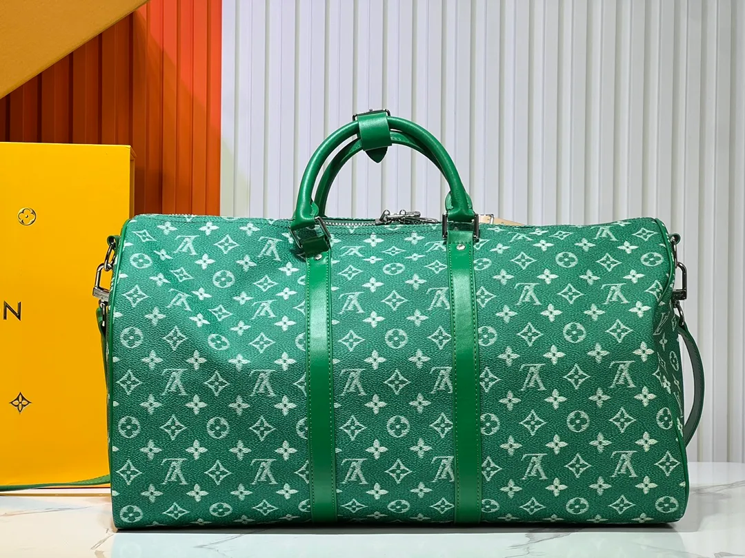 Batch 440💰M41416 Travel Bag Series Keepall Bandoulière 50cm This new version of Keepall Bandoulière is made of soft, wear-resistant Taurillon Monogram Zhx leather, dark green and fresh. Its sophisticated design is enhanced by unique details such as tonal hardware and a Louis Vuitton signature strap. Perfect for short trips or as extra carry-on luggage, this handsome, colorful bag is sure to appeal to leather lovers. Dimensions: 50 x 29 x 23 cm