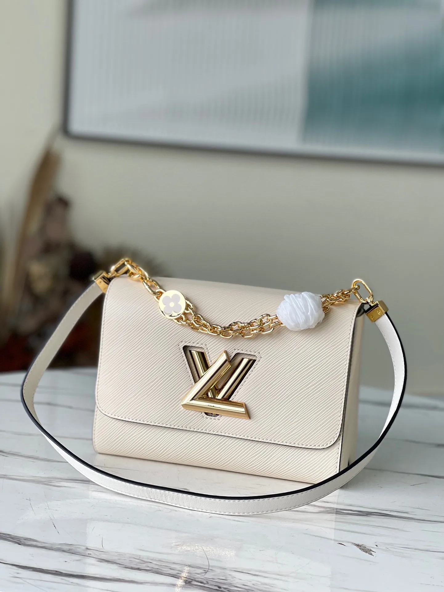 💰1160 (first-grain leather) top original single M59403 beige This Twist medium handbag is a new double chain embedded with hand-enameled Monogram flowers, which can release a feminine atmosphere whether used as decoration or to expand the carrying method. Twist twist lock continues the classic element. Dimensions: 23 x 17 x 9.5 cm