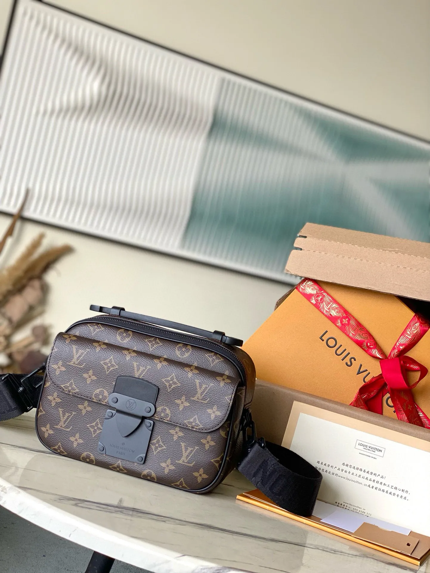 💰960 Top Original M45806 Presbyopia This S Lock messenger bag is made of Monogram Macassar canvas, and the new lock is inspired by the hard box lock designed by Georges Vuitton in 1886. Special finishing techniques give this magnetic metal lock an eye-catching, modern look. Equipped with a spacious zippered compartment, trunk-style leather handles and logo shoulder strap, it is stylish and easy to use. Dimensions: 22 x 18 x 8 cm