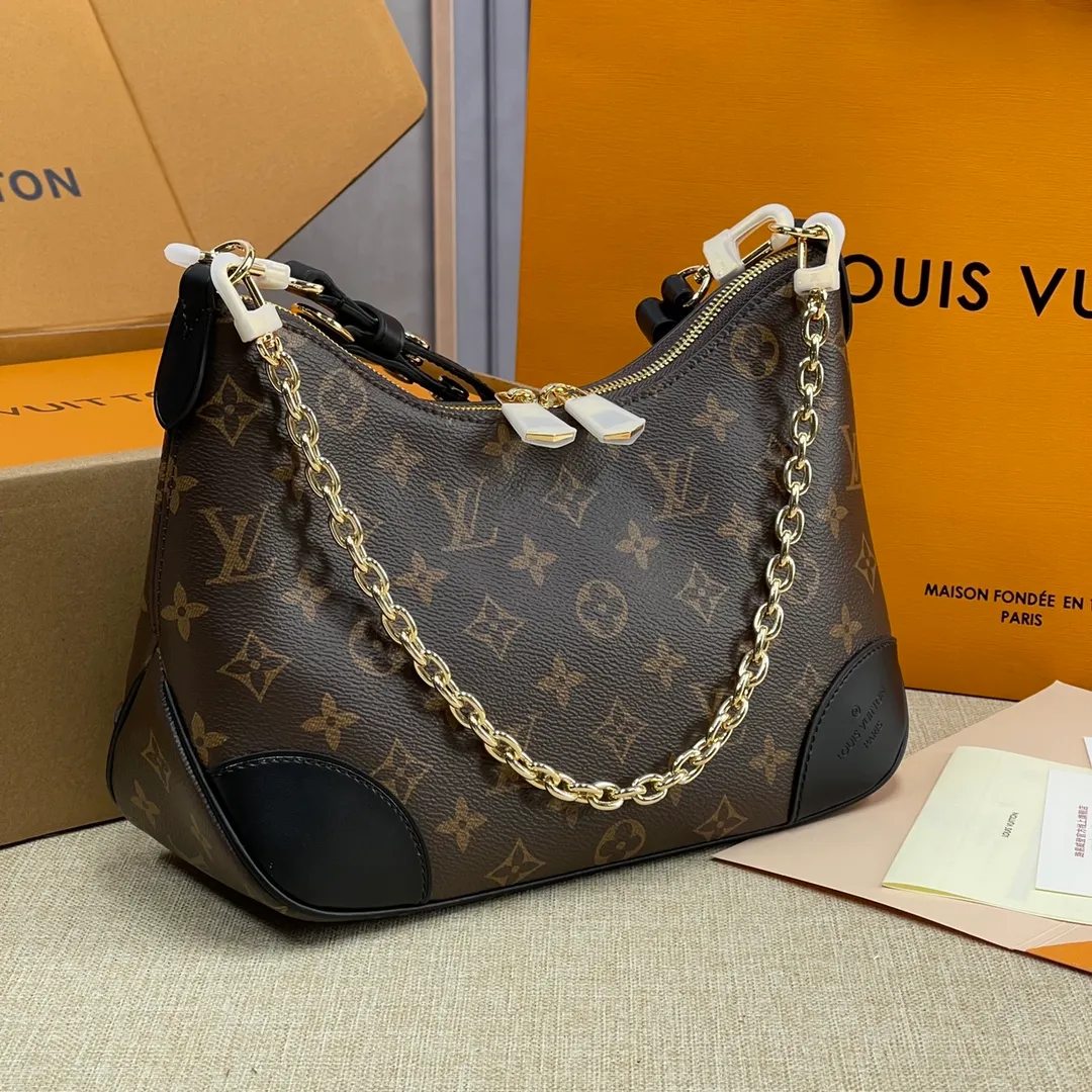 [Upgraded version] P500💰Upgraded version comes with complete packaging💖M45832❣️Boulogne handbag is made of classic Monogram canvas, equipped with double zippers and a spacious inner patch pocket that can accommodate iPhone 12 Pro mobile phone. The shoulder strap allows for long or short shoulder and cross-body wear options, and can be removed to transform into a small chain bag or clutch. 29 x 16 x 9.5 cm (length x height x width)