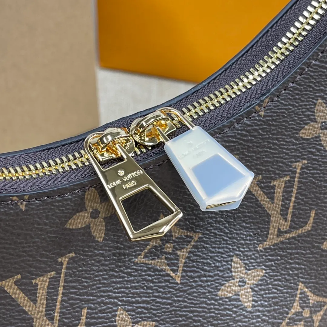 [Upgraded version] P500💰Upgraded version comes with complete packaging💖M45832❣️Boulogne handbag is made of classic Monogram canvas, equipped with double zippers and a spacious inner patch pocket that can accommodate iPhone 12 Pro mobile phone. The shoulder strap allows for long or short shoulder and cross-body wear options, and can be removed to transform into a small chain bag or clutch. 29 x 16 x 9.5 cm (length x height x width)
