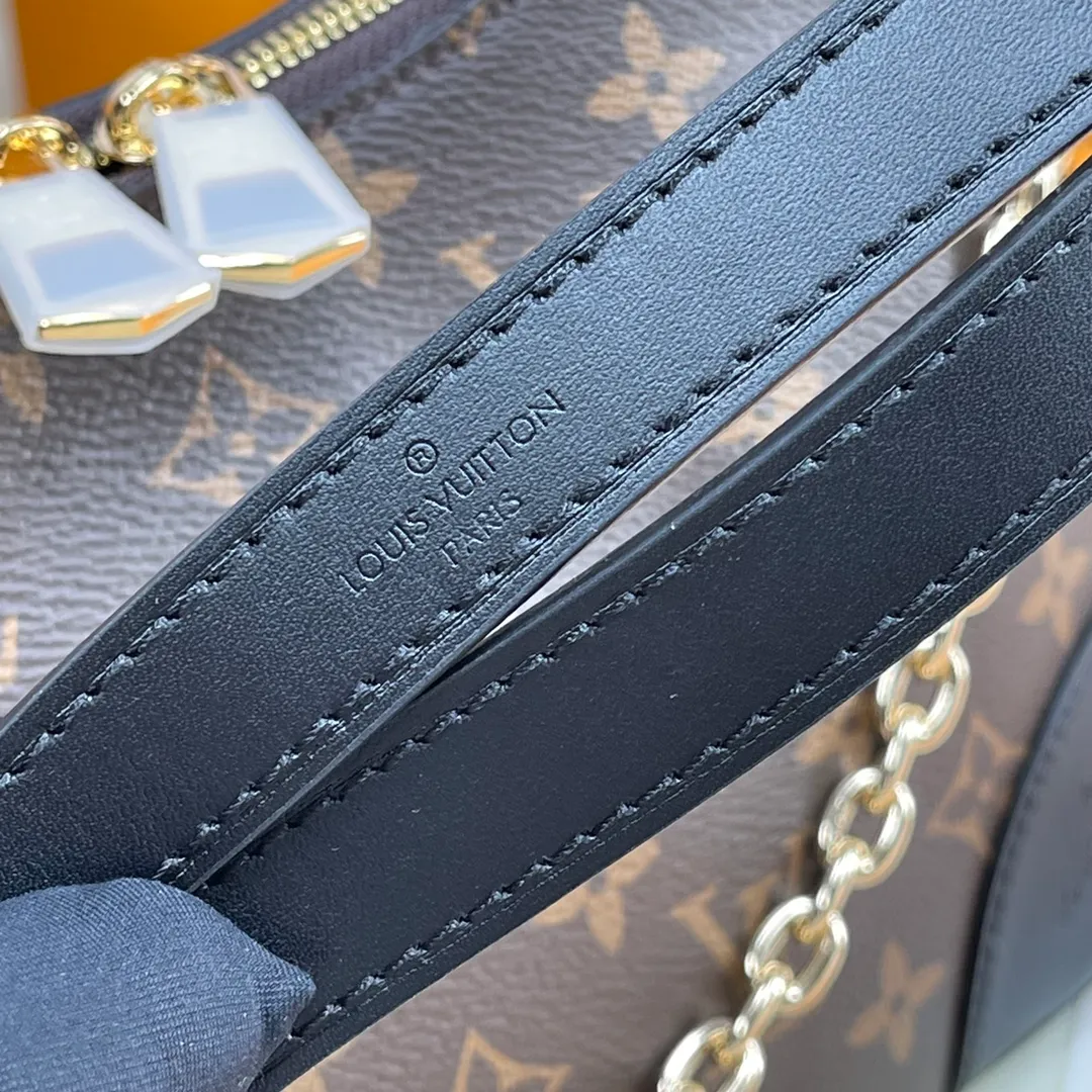 [Upgraded version] P500💰Upgraded version comes with complete packaging💖M45832❣️Boulogne handbag is made of classic Monogram canvas, equipped with double zippers and a spacious inner patch pocket that can accommodate iPhone 12 Pro mobile phone. The shoulder strap allows for long or short shoulder and cross-body wear options, and can be removed to transform into a small chain bag or clutch. 29 x 16 x 9.5 cm (length x height x width)