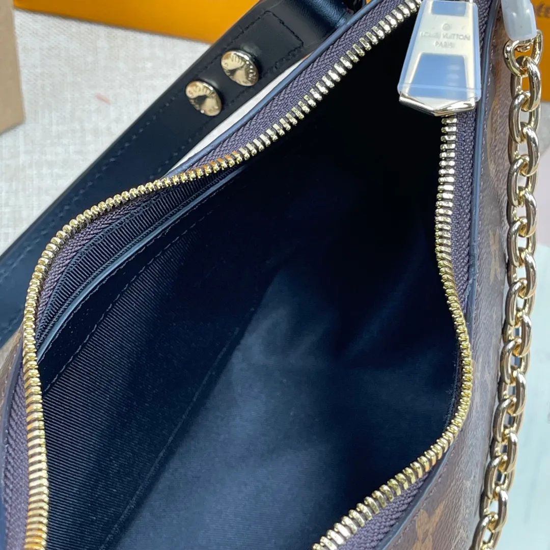 [Upgraded version] P500💰Upgraded version comes with complete packaging💖M45832❣️Boulogne handbag is made of classic Monogram canvas, equipped with double zippers and a spacious inner patch pocket that can accommodate iPhone 12 Pro mobile phone. The shoulder strap allows for long or short shoulder and cross-body wear options, and can be removed to transform into a small chain bag or clutch. 29 x 16 x 9.5 cm (length x height x width)