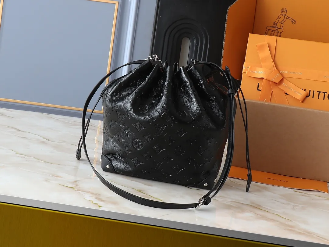 💰240💰Upgraded from the original M13484 M13324, the 2025 Cruise early spring series revisits the classic Noé handbag, adding a new member to the Trunk family. The Monogram Reverse canvas bag is equipped with a dazzling braided chain, and the leather corners and drawstring closure continue the iconic details. It can be carried by hand or cross-body to recreate the runway look. Dimensions: 23.0 x 27.0 x 8.0 cm (length x height x width)
